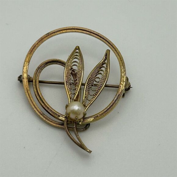 Vintage Gold Tone Filigree Leaves Small Brooch with Genuine Pearl Classic Dainty - Picture 6 of 6